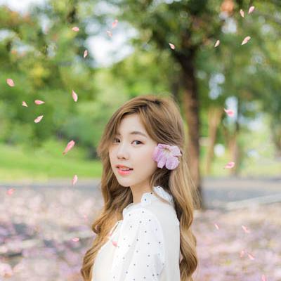 Nilawan Iamchuasawad   Beautiful girl in the flower field - 44