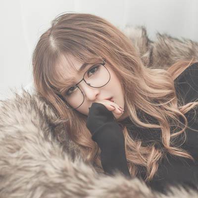 Cô gái xinh đẹp đeo kính trong váy đen 09