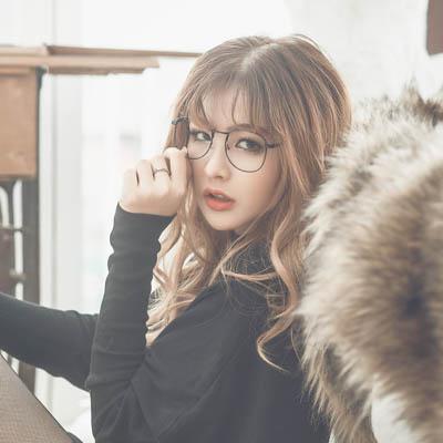 Cô gái xinh đẹp đeo kính trong váy đen 14