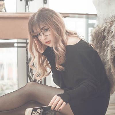 Cô gái xinh đẹp đeo kính trong váy đen 17