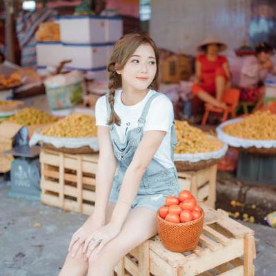 Gái xinh bên giỏ cà chua 06