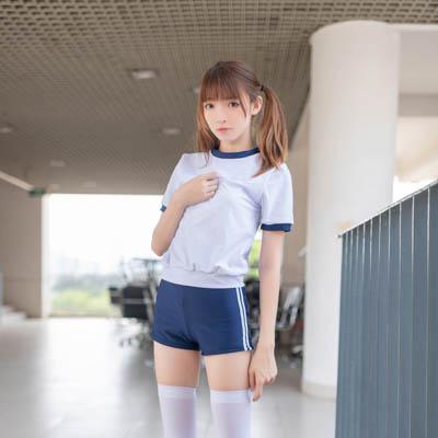 Mặc Đồ Thể Dục Trước Lớp Học - 在教室门前穿体操服 02